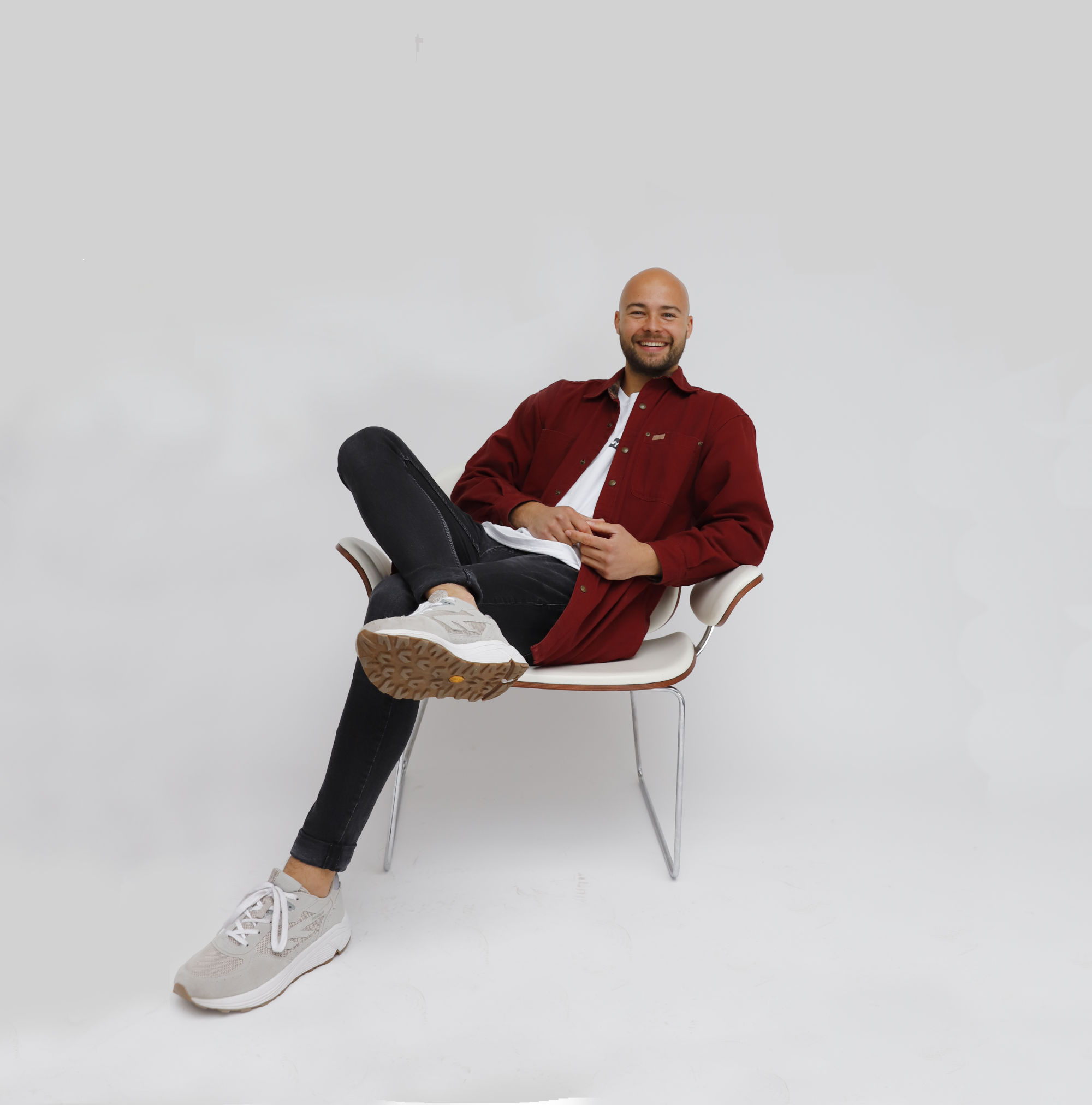 Portrait foto of Lars Boesenach in a chair